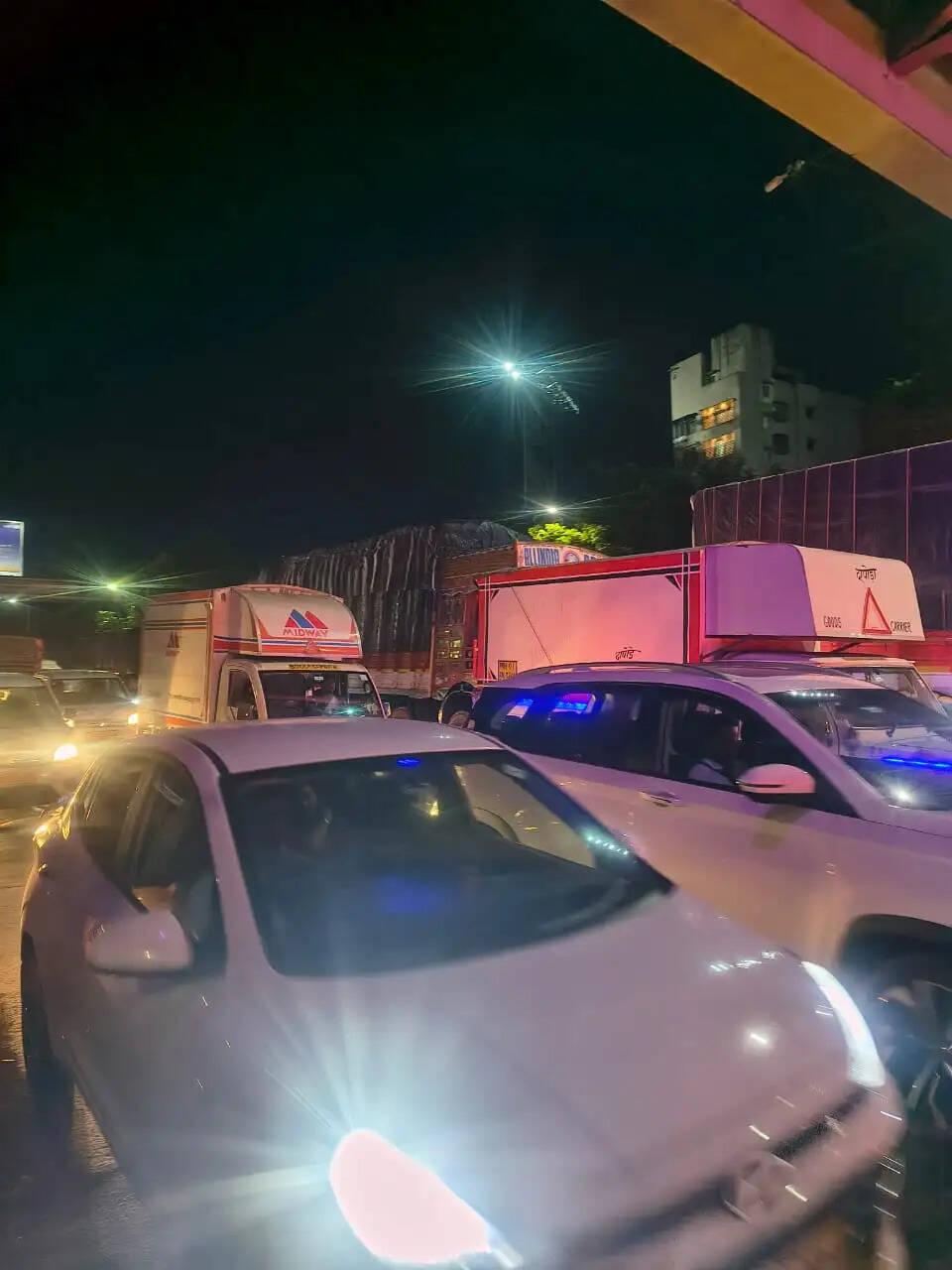 ठाणे में टेम्पो चालक की लापरवाही व सीनाजोरी से यातायात ठप