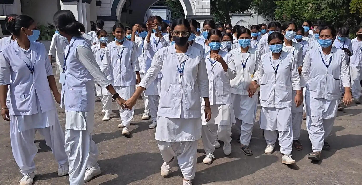 भागलपुर में एएनएम छात्राओं का फूटा गुस्सा, पानी और बुनियादी सुविधाओं की बदहाली को लेकर डीएम से लगाई गुहार