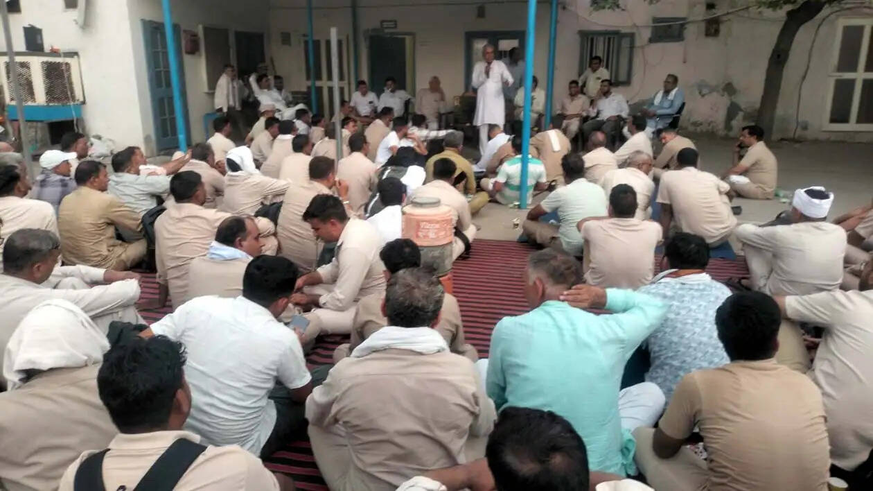 हिसार में रोडवेज कर्मियों की हड़ताल शुरू, रात्रि में नहीं चली बसें