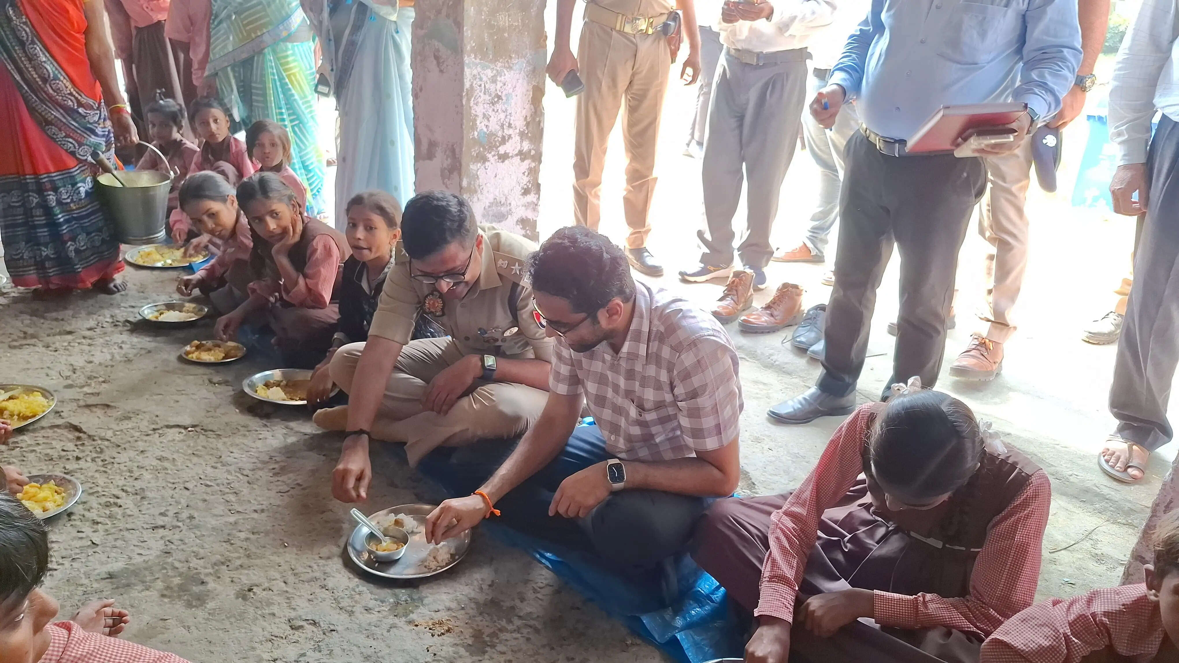 देवरिया : डीएम और एसपी ने कंपोजिट विद्यालय रुद्रपुर का किया औचक निरीक्षण