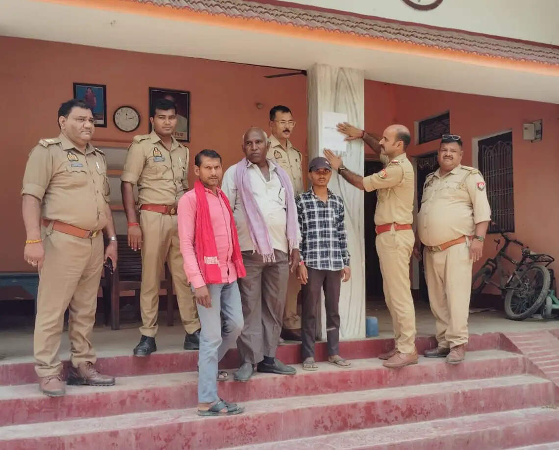 हत्यारोपित के घर पुलिस की मुनादी, नोटिस चस्पा