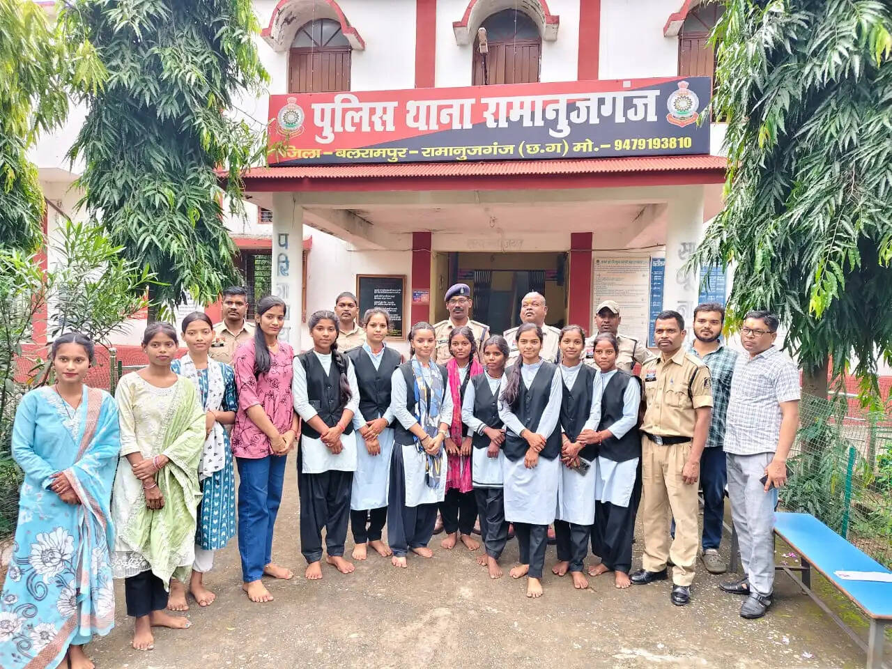 एबीवीपी बलरामपुर के कार्यकर्ताओं एवं छात्राओं ने पुलिस जवानों को बांधी राखी