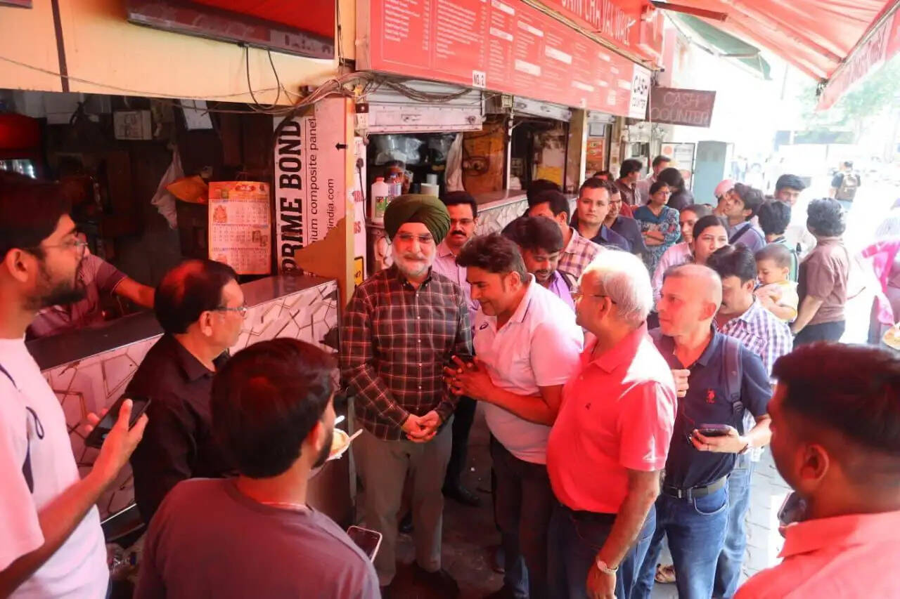 दिल्ली के उपराज्यपाल ने किया कनॉट प्लेस का दौरा