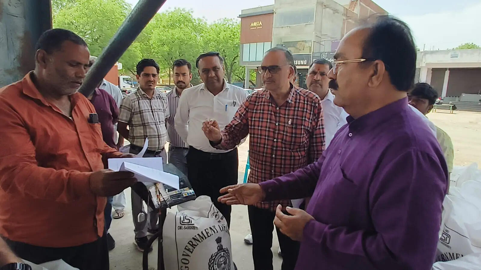 फरीदाबाद : अनाज लेकर आ रहे ट्रैक्टर को पुलिस ने रोका, किसान ने की चेयरमैन से शिकायत