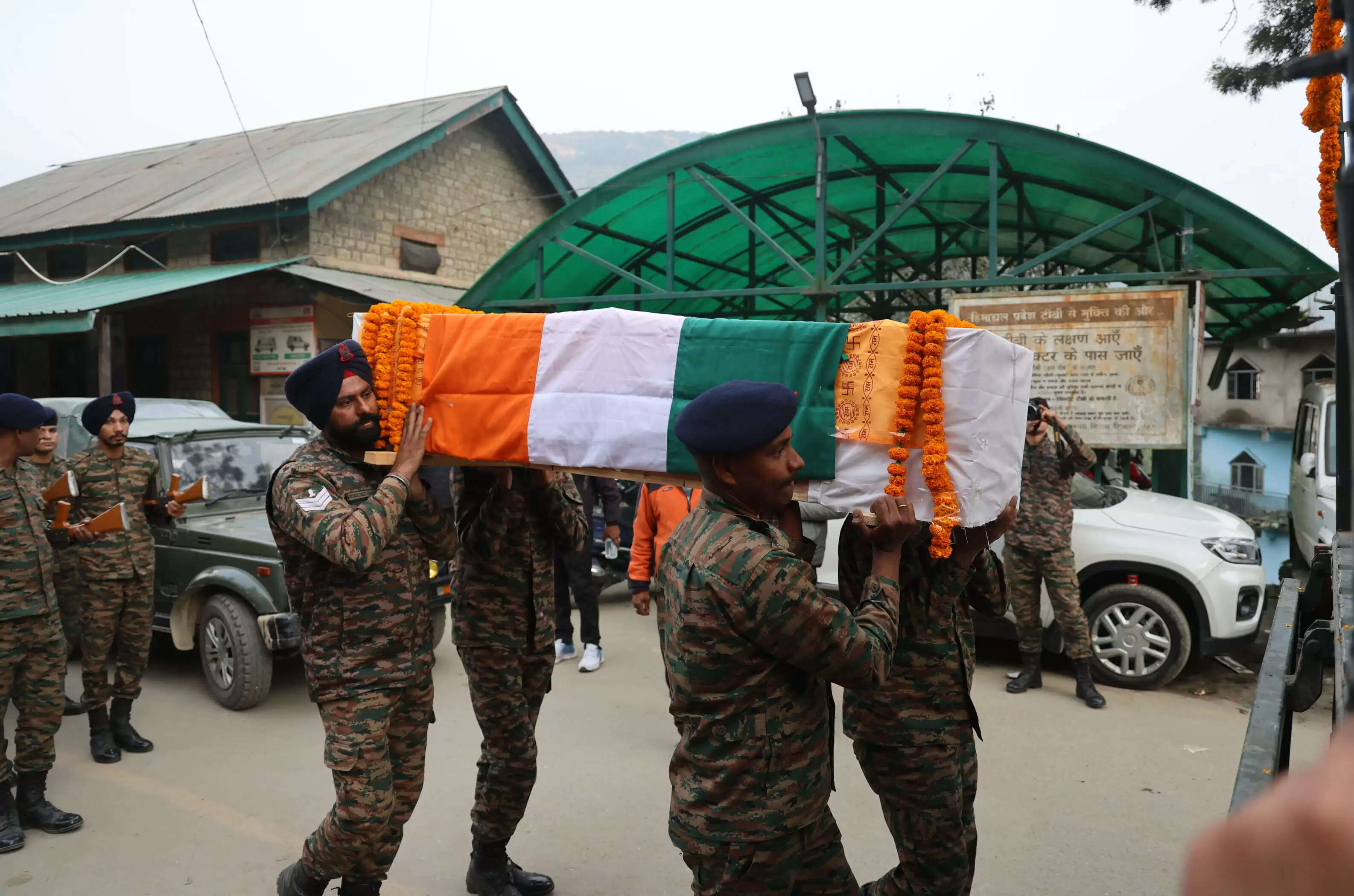 कार दुर्घटना में मंडी के दो सैनिकों की मौत, 600 मीटर गहरी खाई में जा गिरी कार