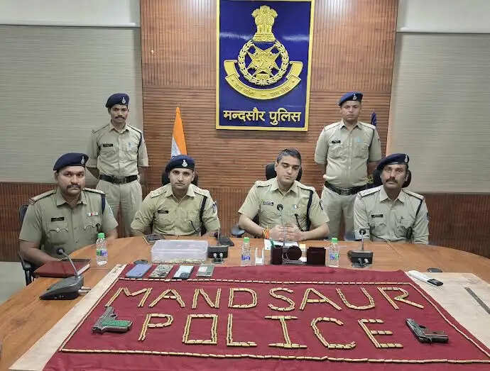 मंदसौर पुलिस की बड़ी कार्रवाई, 700 जिंदा कारतूस और 2 पिस्टल के साथ 4 आरोपी गिरफ्तार