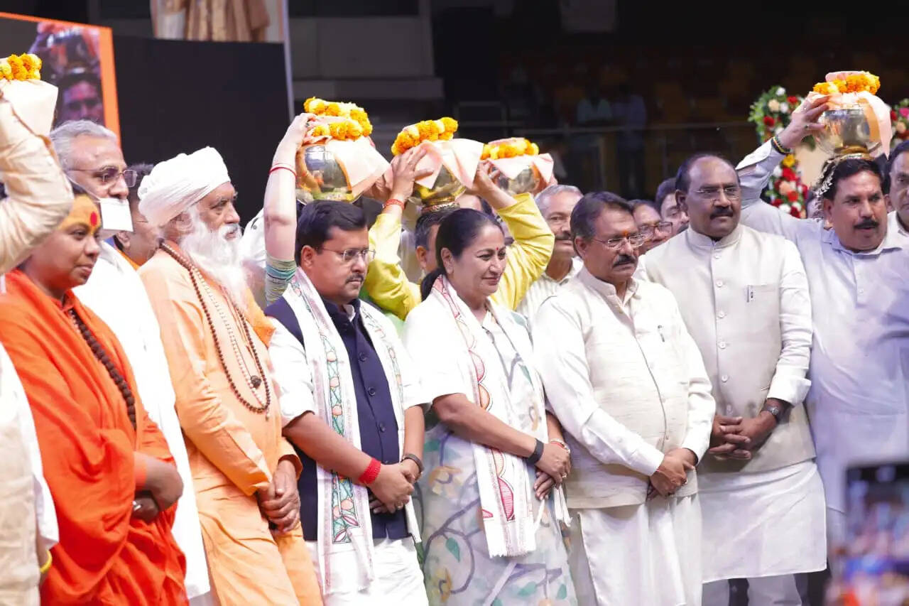 समरसता संकल्प अभियान व पावन माटी कलश वितरण कार्यक्रम में भाजपा अध्यक्ष नितिन नवीन और मुख्यमंत्री रेखा गुप्ता हुईं शामिल