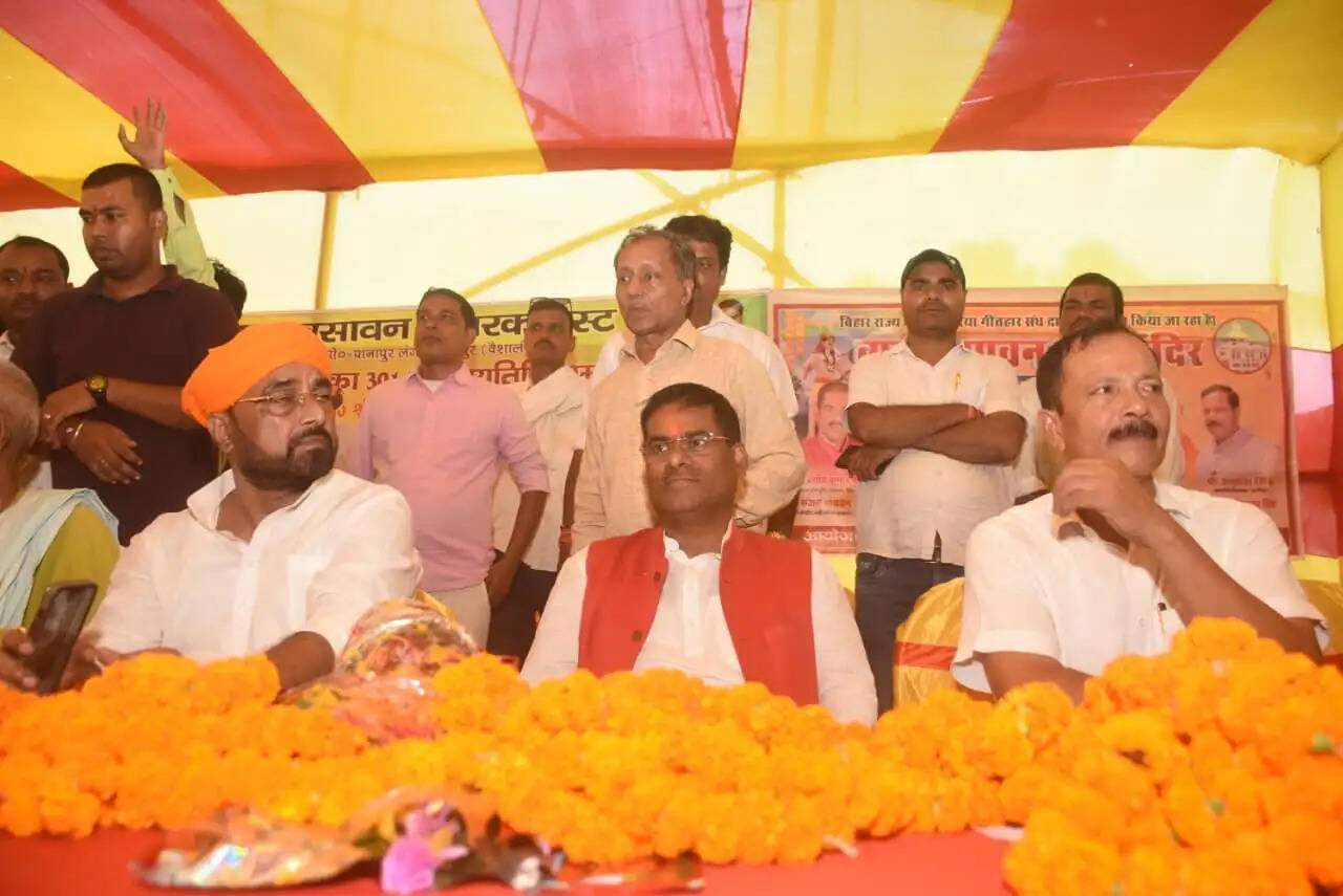 बाबा बसावन की भक्ति में रंगे कला-संस्कृति मंत्री डॉ. प्रमोद कुमार, मनोरियों संग जमकर झूमे