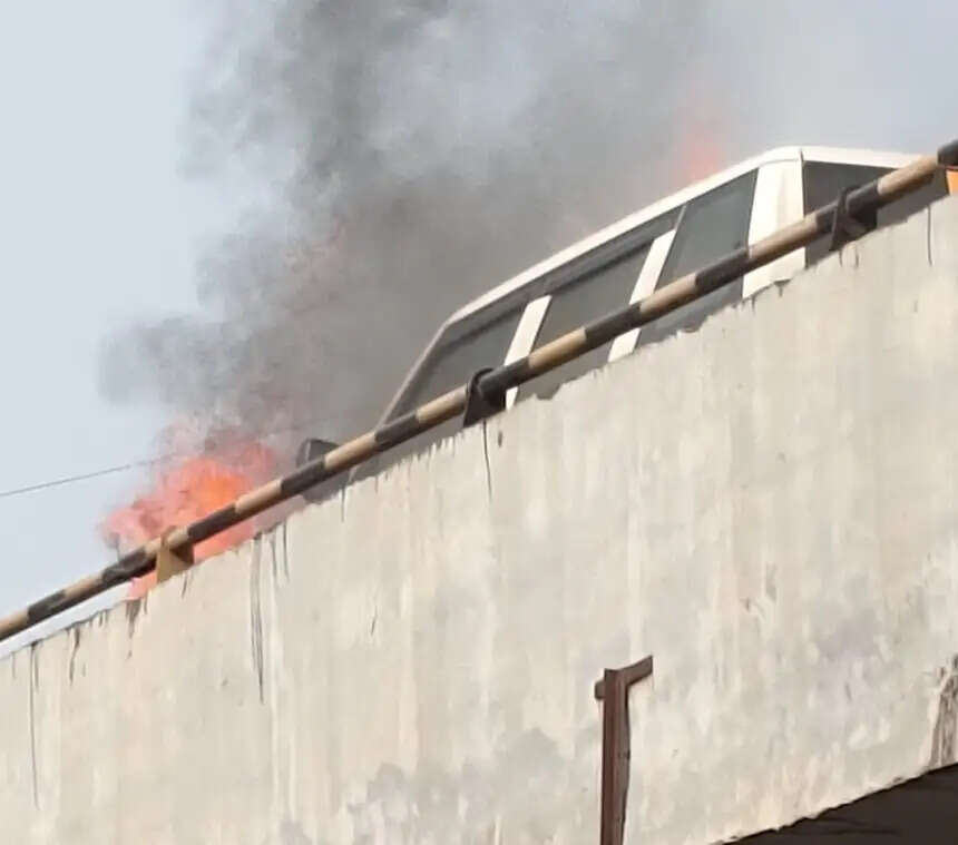 कोरबा में ओवरब्रिज पर स्कॉर्पियो में लगी भीषण आग, मचा हड़कंप