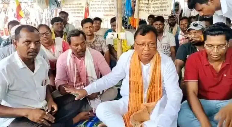 शनिवार को भी जारी रहा दिशम आदिवासी गांवता का धरना प्रदर्शन