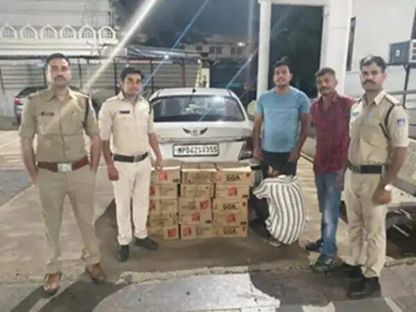 नर्मदापुरम में पुलिस ने कार से 16 पेटी अंग्रेजी शराब की जब्त, भोपाल से आया तस्कर गिरफ्तार