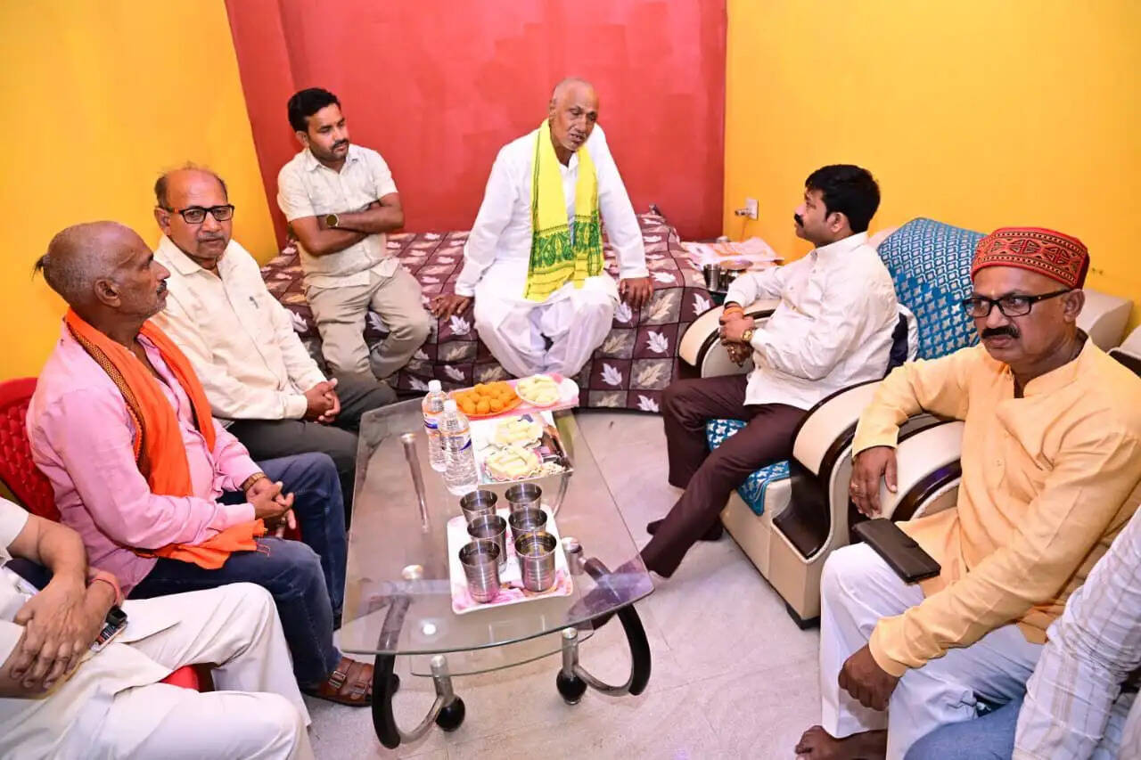 मंत्री नन्दी ने नैनी में शोक संतप्त परिवारों से की मुलाकात, बंधाया ढांढस