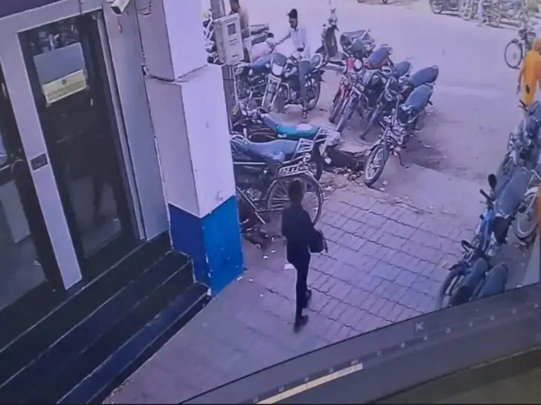 एसबीआई शाखा के काउंटर में रखे रुपयों से भरे बैग को किशोर ने उड़ाया