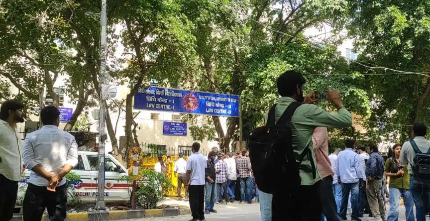 डूसू चुनाव: सुरक्षा और हॉस्टल मुद्दों के बीच मतदान जारी, फर्जी पर्चियों के आरोप पर गरमाई राजनीति