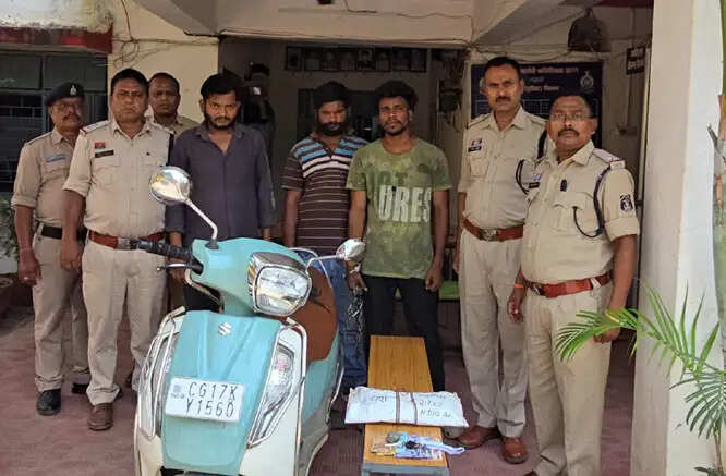 अवैध नशीली दवाइयों के 480 कैप्सूल के साथ तीन आराेपित गिरफ्तार