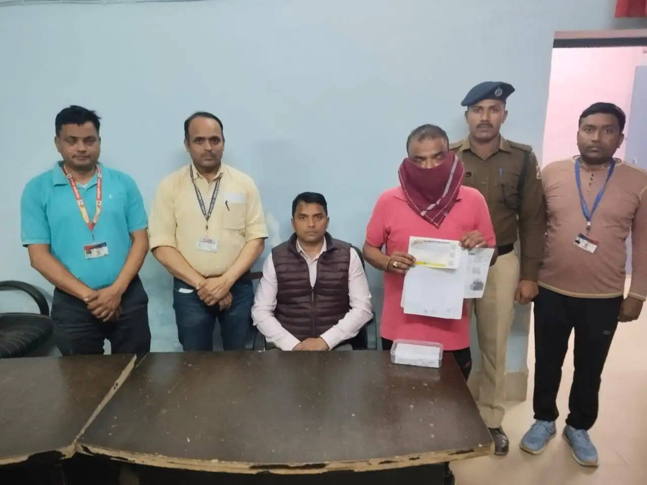 अधिक पैसे लेकर अनाधिकृत रूप से टिकट बनवाने वाला दलाल गिरफ्तार