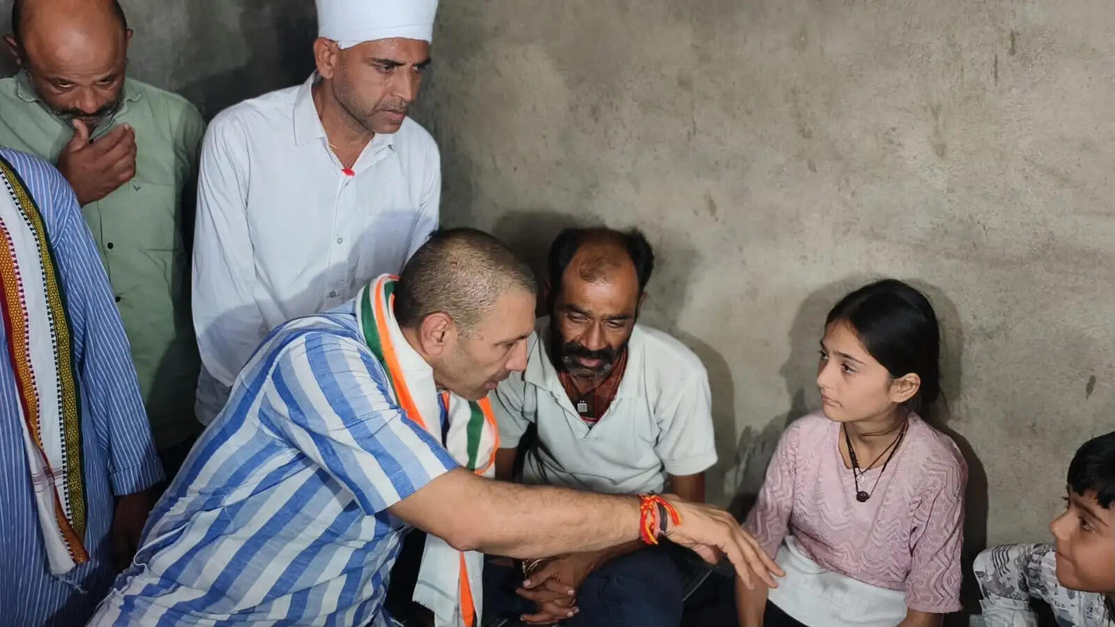 सागर जहरीली शराब त्रासदी: प्रभावित गांवों में पहुंचे जीतू पटवारी, कहा- मौतों के सही आंकड़े सामने लाए सरकार