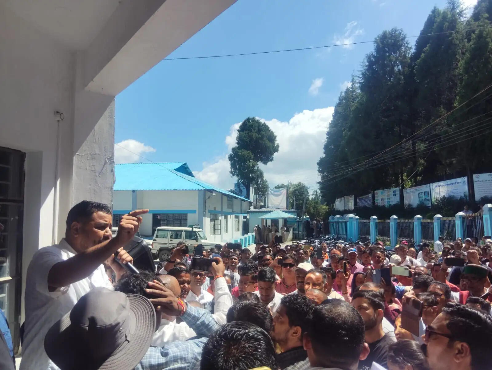 ग्राम प्रधानों का विकास भवन पर जोरदार प्रदर्शन, 20 हजार मानदेय की मांग