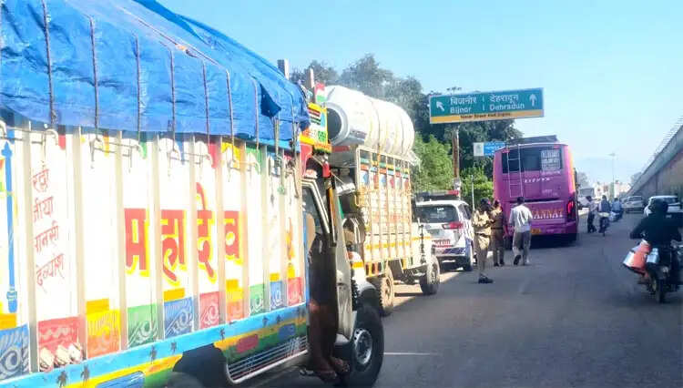 त्योहारों से पहले परिवहन विभाग की सख्ती, चार ओवरलोड वाहन सीज