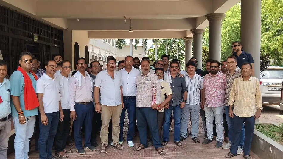 ट्रेड लाइसेंस निरस्त करने की मांग, चेंबर ने कलेक्टर को सौंपा ज्ञापन