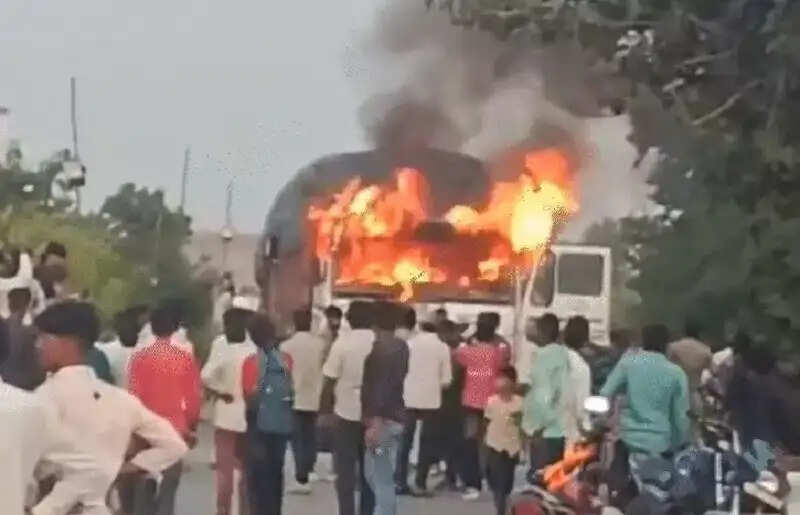 मप्र में तीन अलग-अलग सड़क हादसों में चार लोगों की मौत, मंदसौर में भीड़ ने ट्रक जलाया