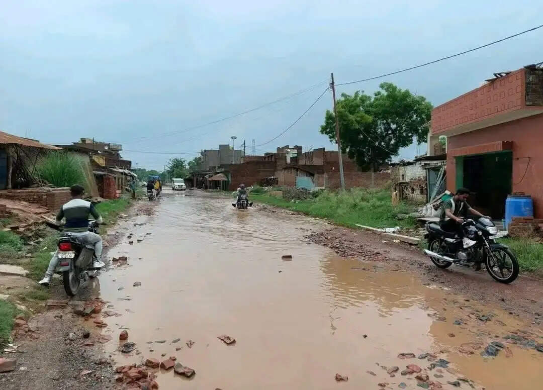 औरैया-फफूंद फोरलेन मार्ग पर बड़े-बड़े गड्ढे, राहगीर परेशान