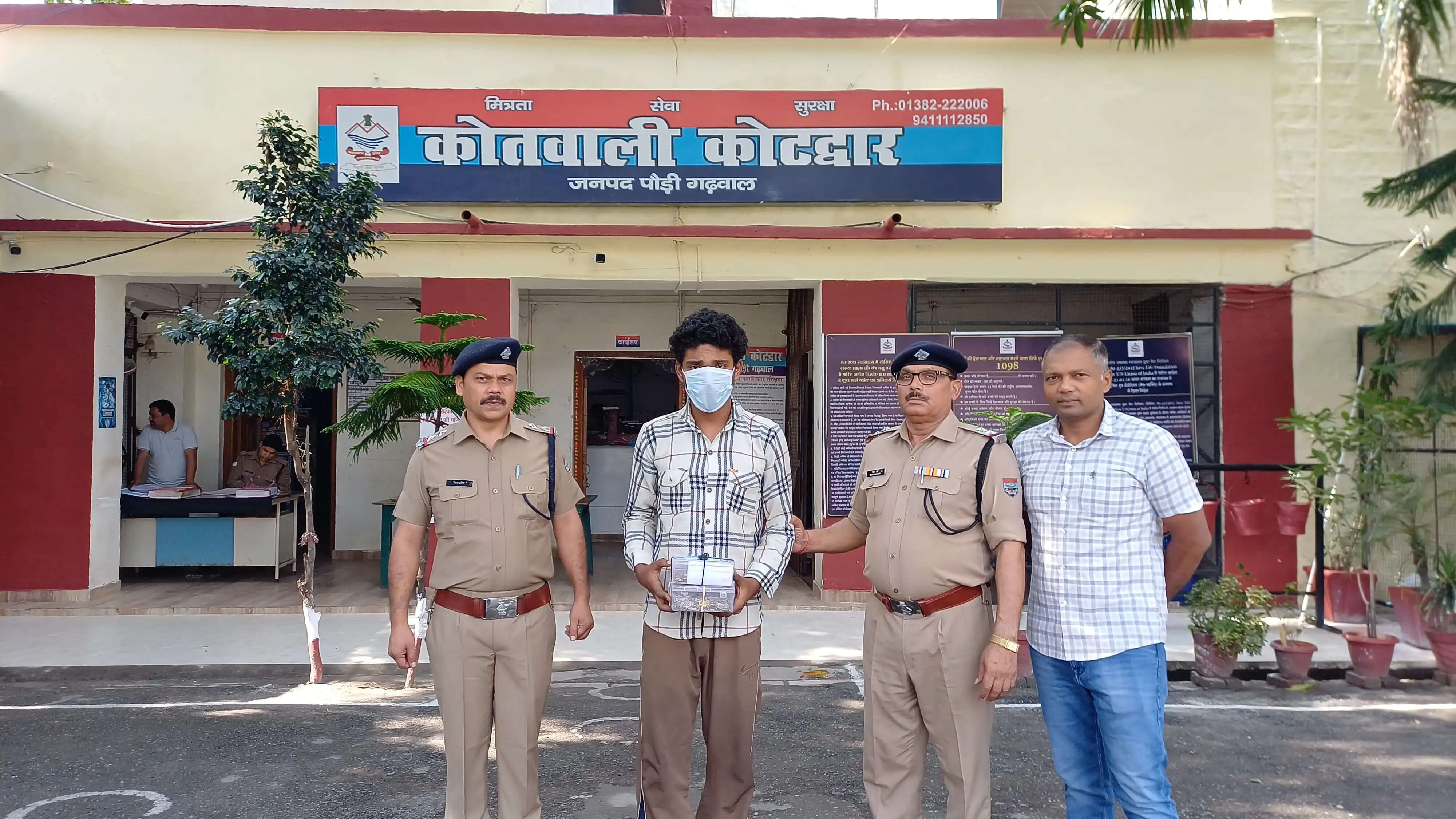मां के 20 लाख के जेवर चुराकर राजस्थान भागा बेटा गिरफ्तार