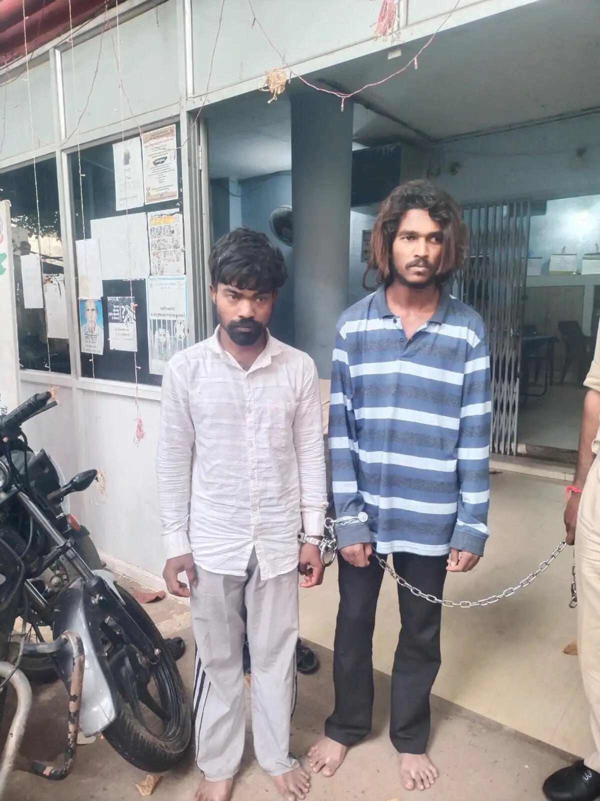 रायपुर : सूने मकान का शटर काटकर लाखों की चोरी, दो शातिर चोर गिरफ्तार