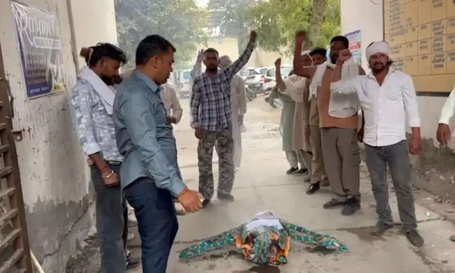 सिरसा: सफाई कर्मचारियों ने ठेका प्रथा के विरोध में फूंका सरकार का पुतला