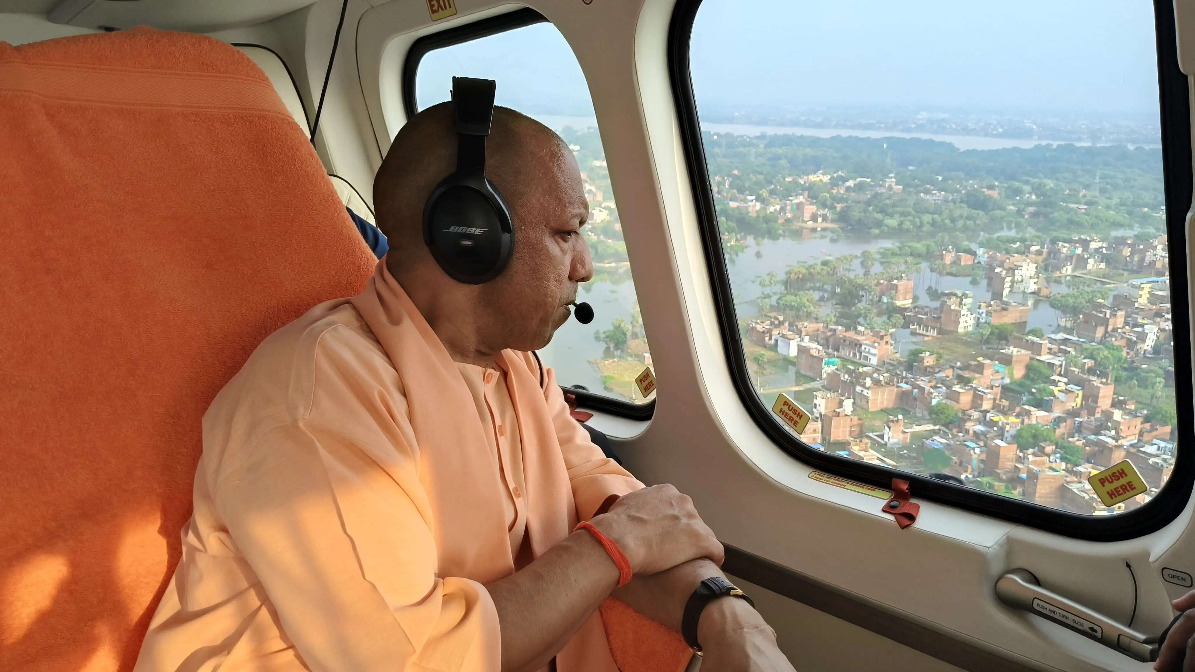 मुख्यमंत्री योगी आदित्यनाथ वाराणसी पहुंचे, बाढ़ प्रभावित इलाकों का किया हवाई सर्वेक्षण