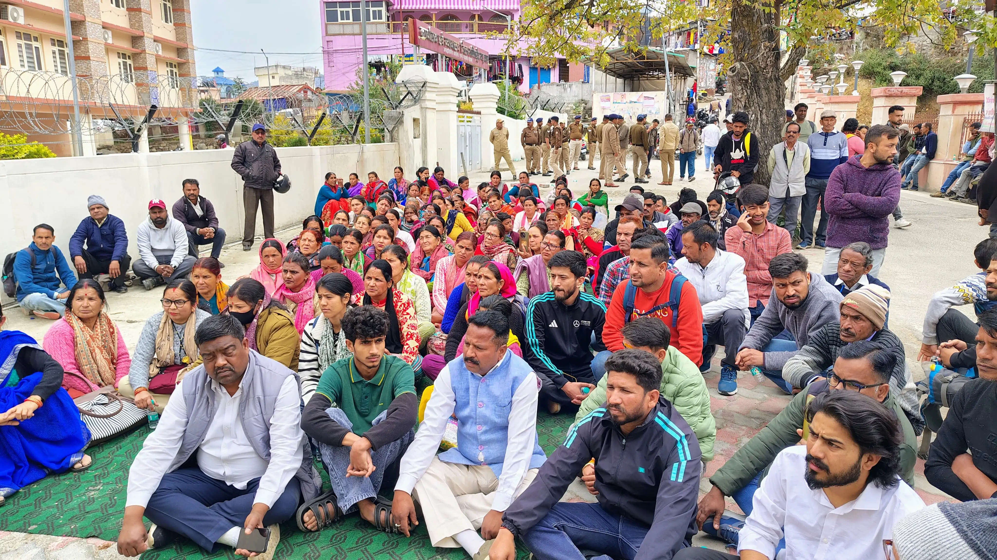 गुलदार के हमले से बचाव के लिए निकाली आक्रोश रैली