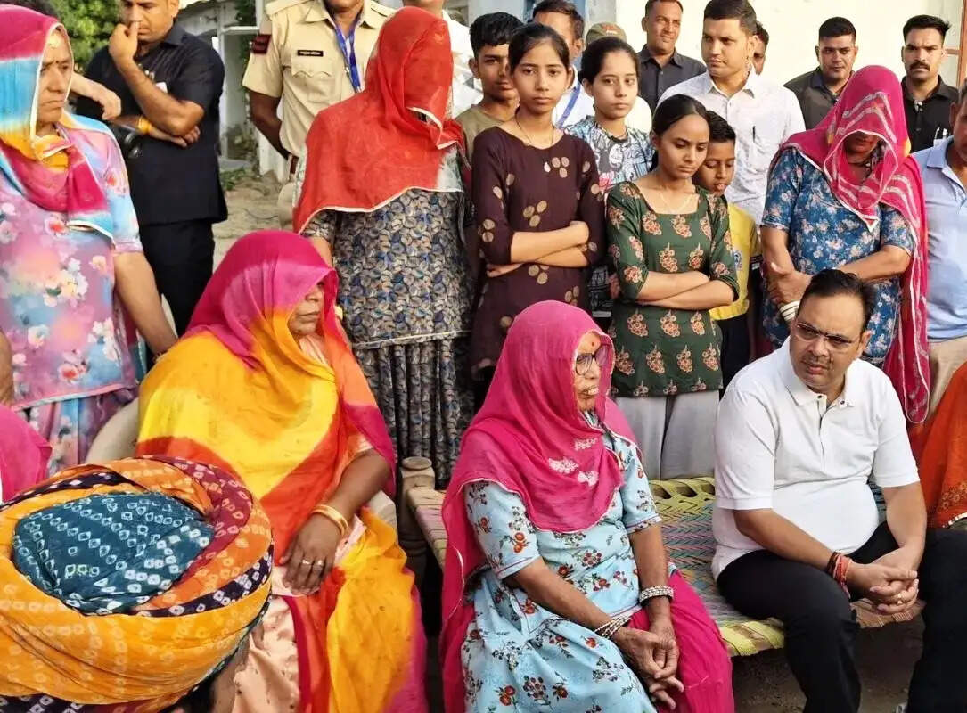 तिलानेश गांव में मुख्यमंत्री का जनसंवाद, खेत पहुंचकर महिलाओं से जाना खेती का हाल