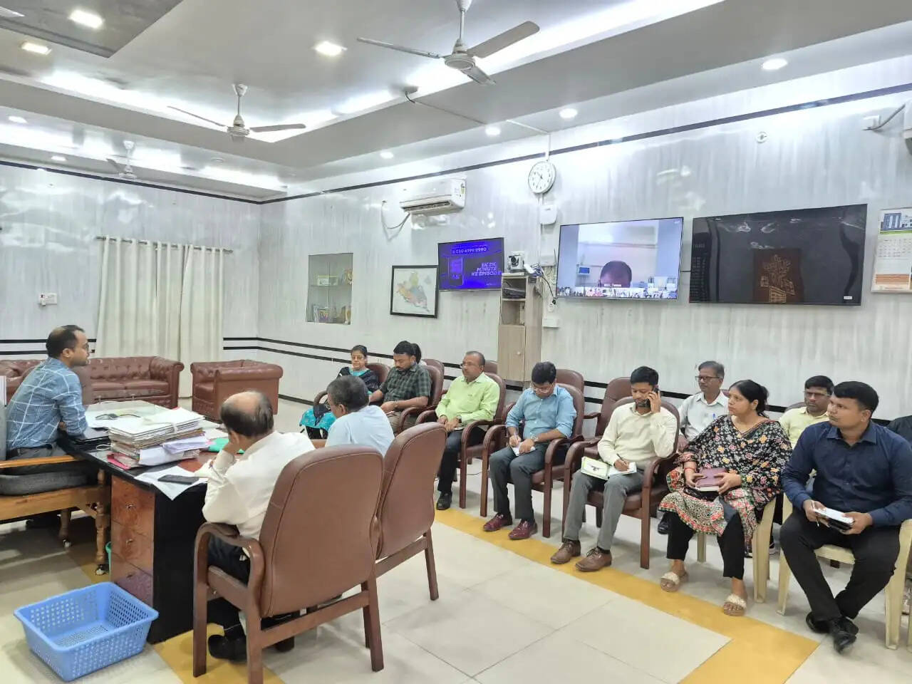प्रधानमंत्री मोदी के प्रस्तावित संबोधन कार्यक्रम की तैयारी को लेकर जिलाधिकारी ने की बैठक