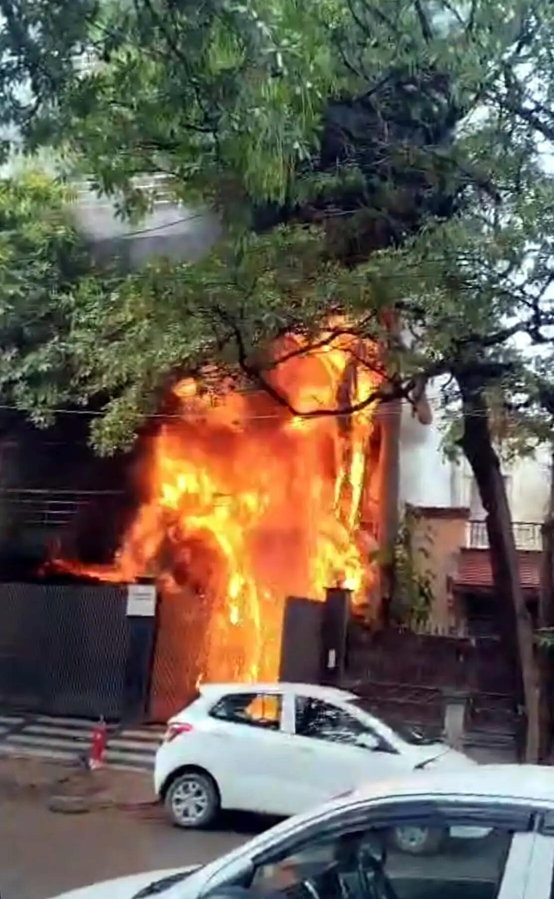 गुरुग्राम: मकान में लगी भीषण आग, चार लोगों को सुरक्षित निकाला