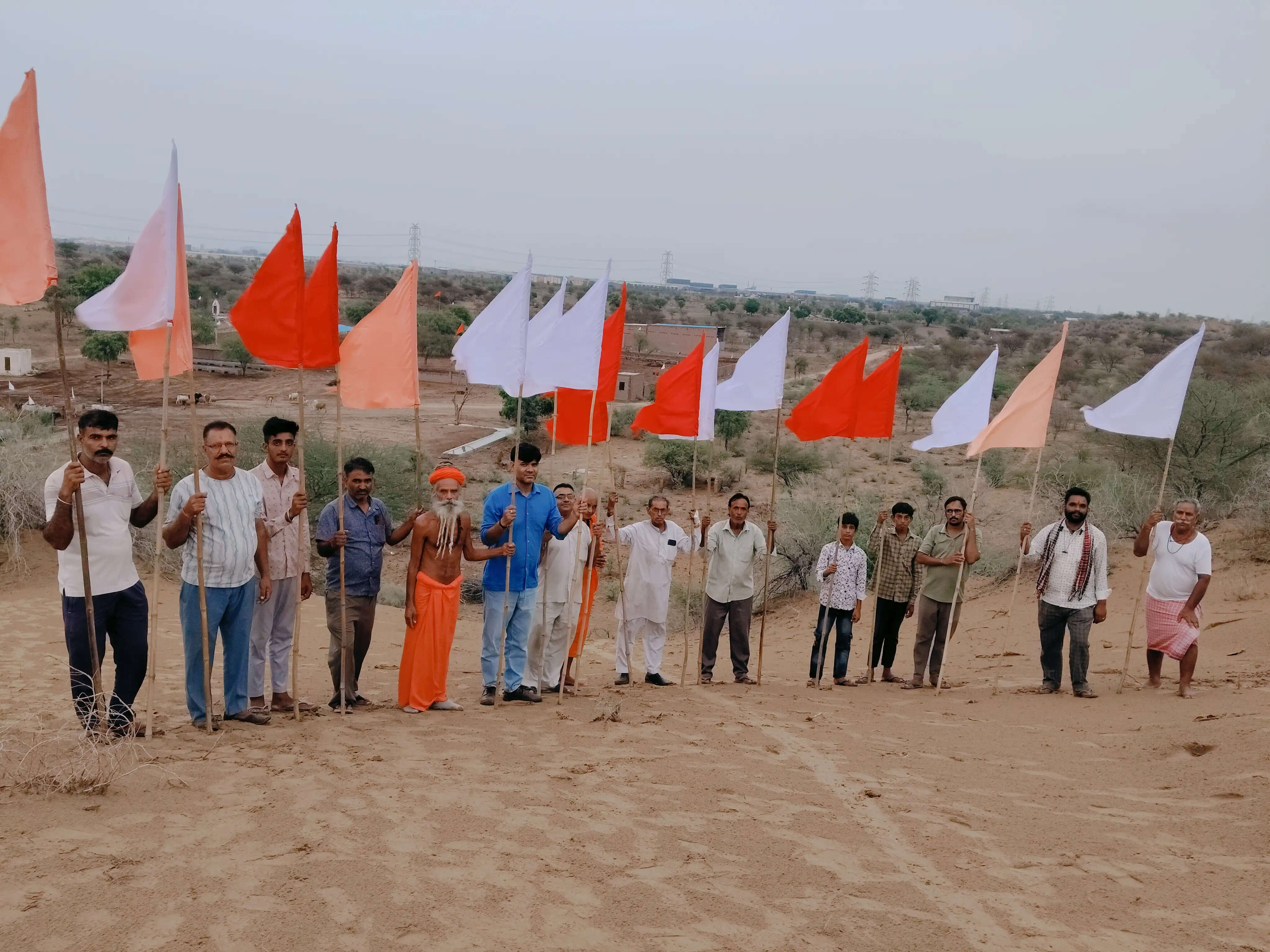 धोरों पर लगाई 25 फुट लंबी पताकाएं,&nbsp;गौ आरती और संकल्प के साथ&nbsp;गौ सम्मान अनुष्ठान