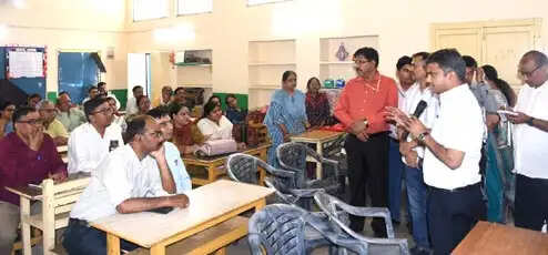 जिलाधिकारी ने जनगणना के प्रथम चरण के चल रहे प्रशिक्षण का निरीक्षण कर दिये निर्देश