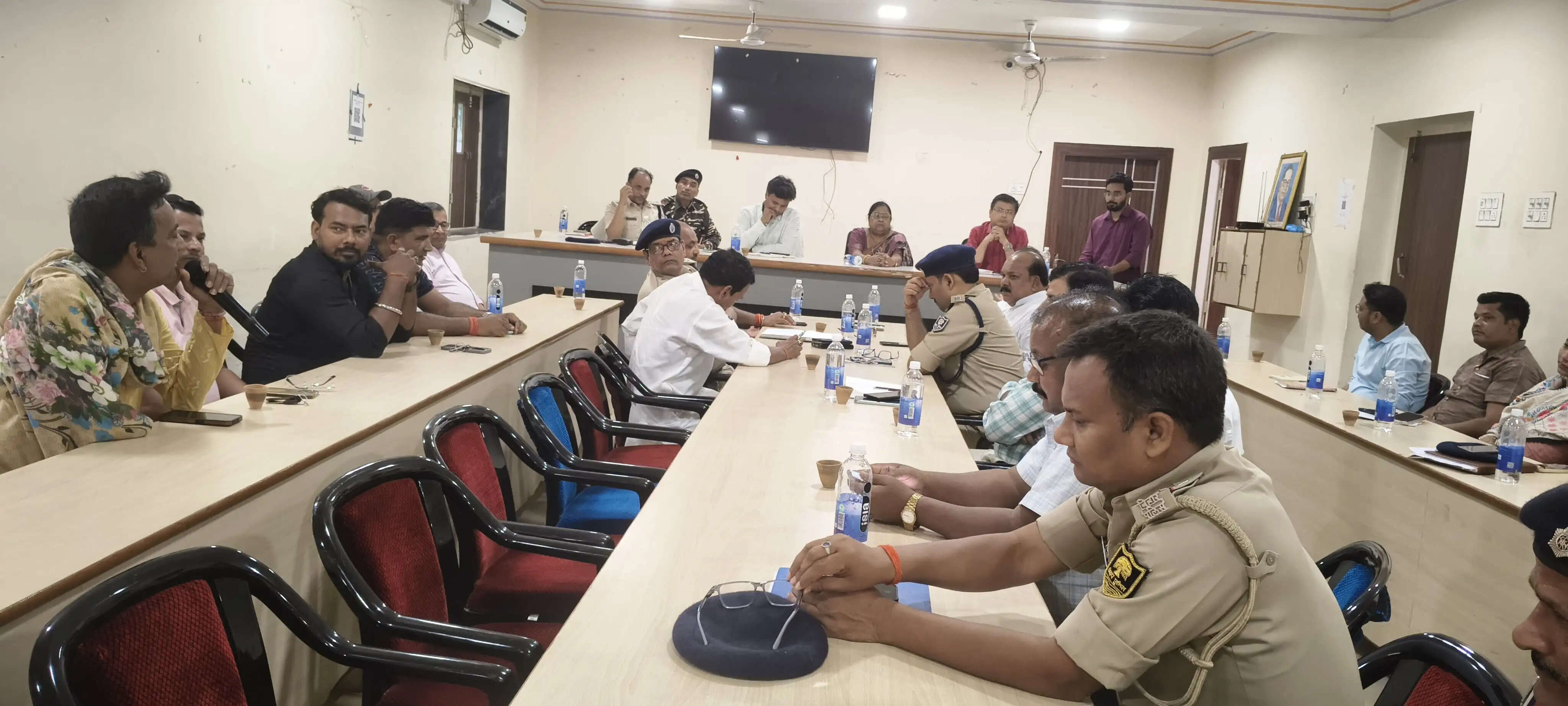 ब्लैकआउट मॉकड्रिल को लेकर अनुमंडल प्रशासन ने अधिकारियों और प्रबुद्धजनों के साथ की बैठक