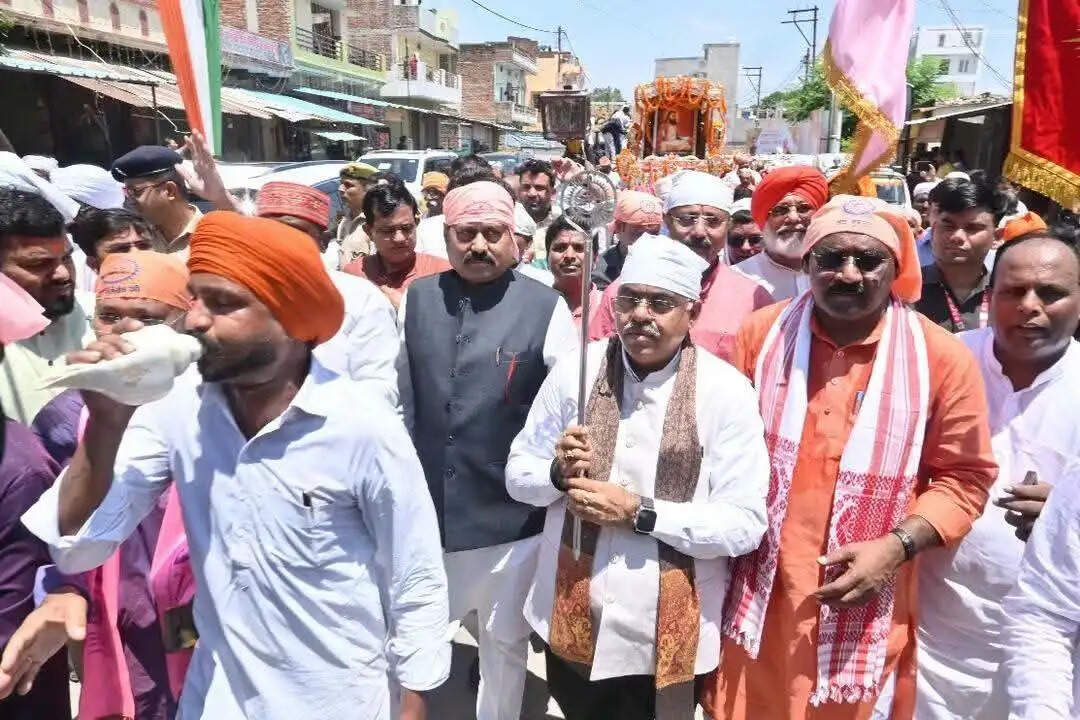 (राउंडअप) गुरु रविदास की जन्मस्थली सीरगोवर्धनपुर से 131 कलशों के साथ निकली भव्य शोभायात्रा