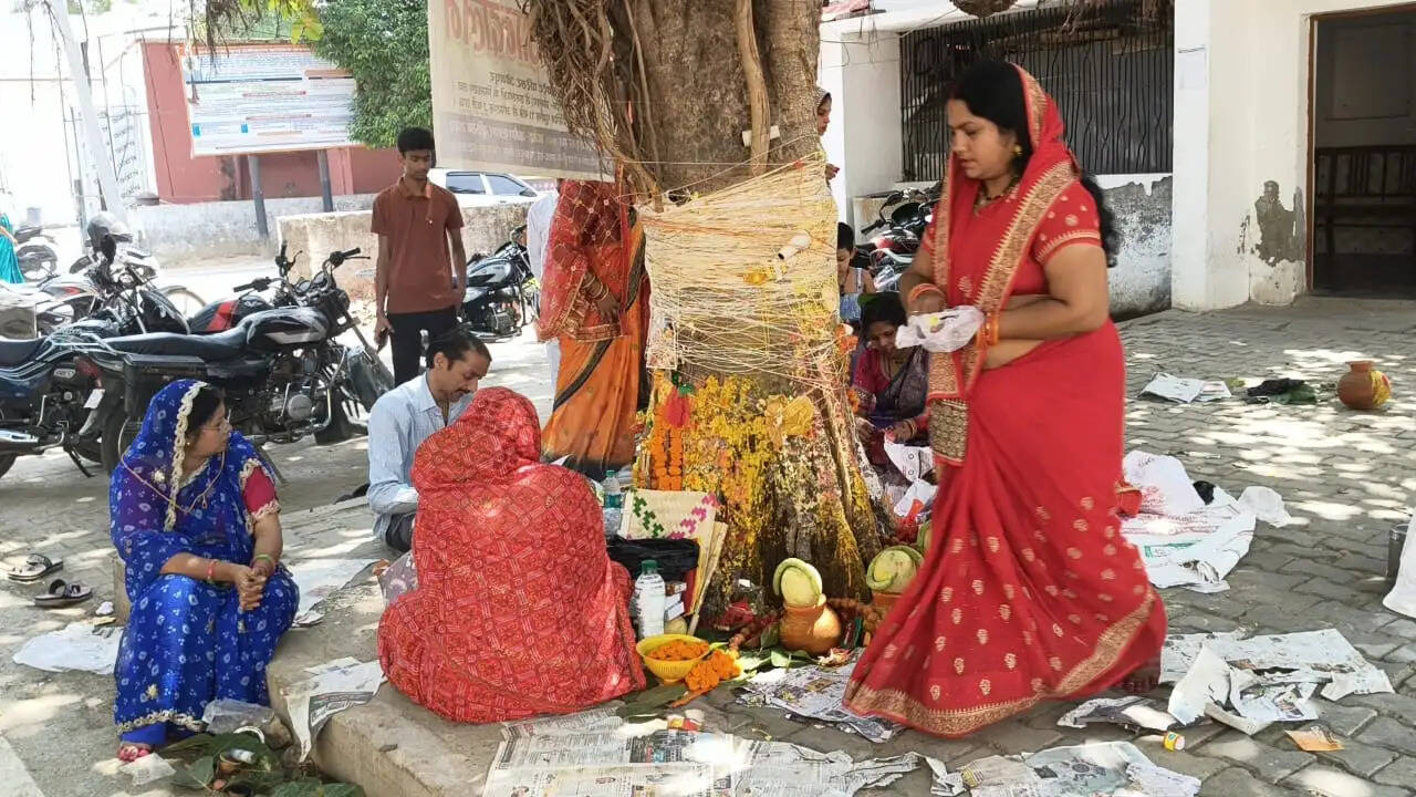 सुहागिन महिलाओं ने रखा वट सावित्री व्रत, पति की लंबी आयु और अखंड सौभाग्य की कामना
