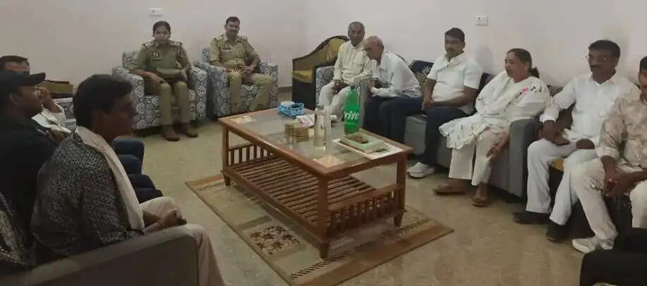 सपा कार्यकर्ताओं का बरहज तहसील घेराव का एलान, पुलिस ने नेताओं को किया हाउस अरेस्ट