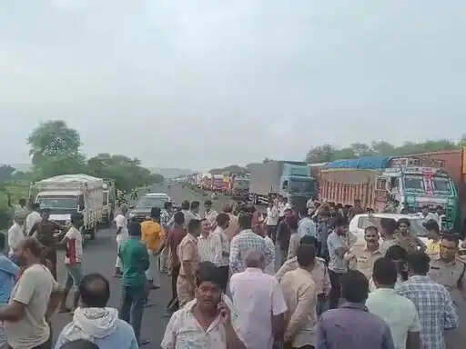 नरसिंहपुर में मूंग खरीदी को लेकर किसानों का प्रदर्शन, तीन प्रमुख सड़कों पर चक्का जाम