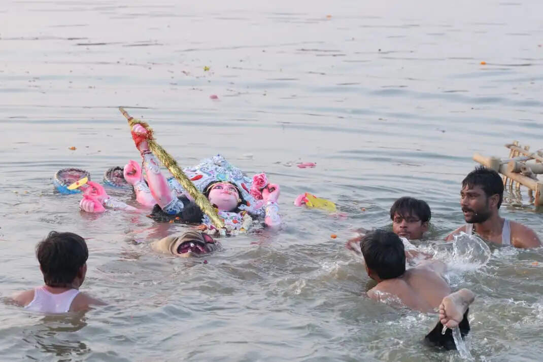 दुर्गाबाड़ी में श्रद्धा और पारंपरिक उल्लास के साथ संपन्न हुआ मां दुर्गा का विसर्जन