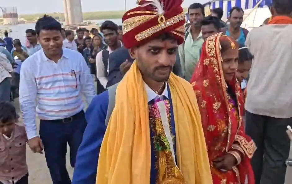 दुल्हन की विदाई अब नाव से, हाथों में सामान और संग जीवनसाथी