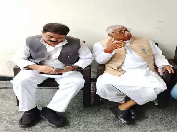 नेता प्रतिपक्ष माता प्रसाद पांडेय काे पुलिस ने लखनऊ में किया हाउस अरेस्ट