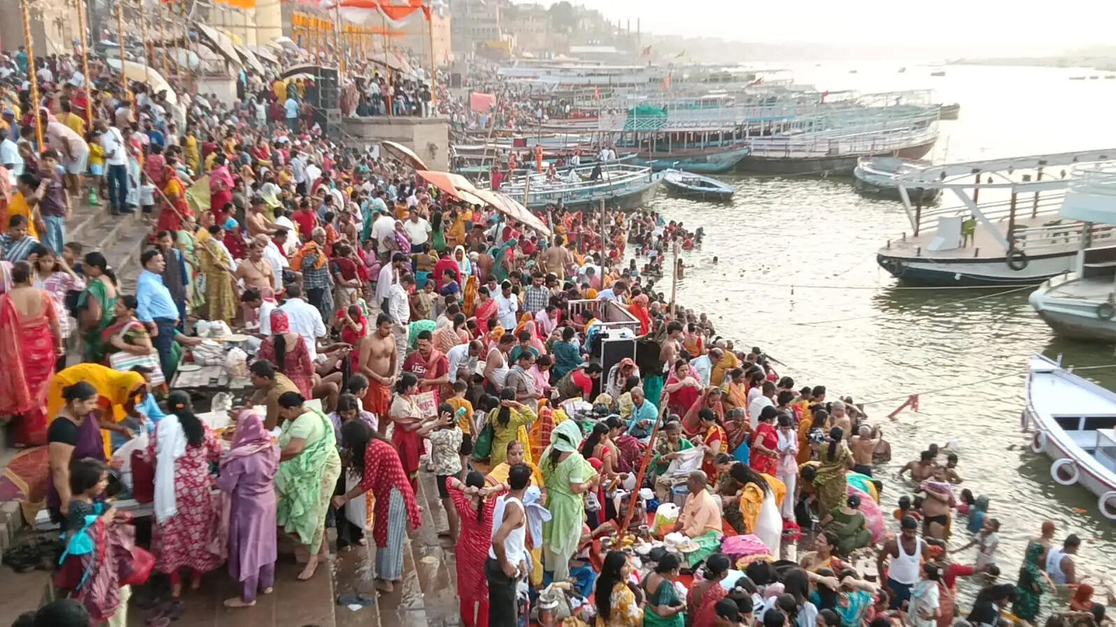 वाराणसी में गंगा में बढ़ती डूबने की घटनाओं पर प्रशासन सतर्क,श्रद्धालुओं को गहरे पानी में न जाने की चेतावनी