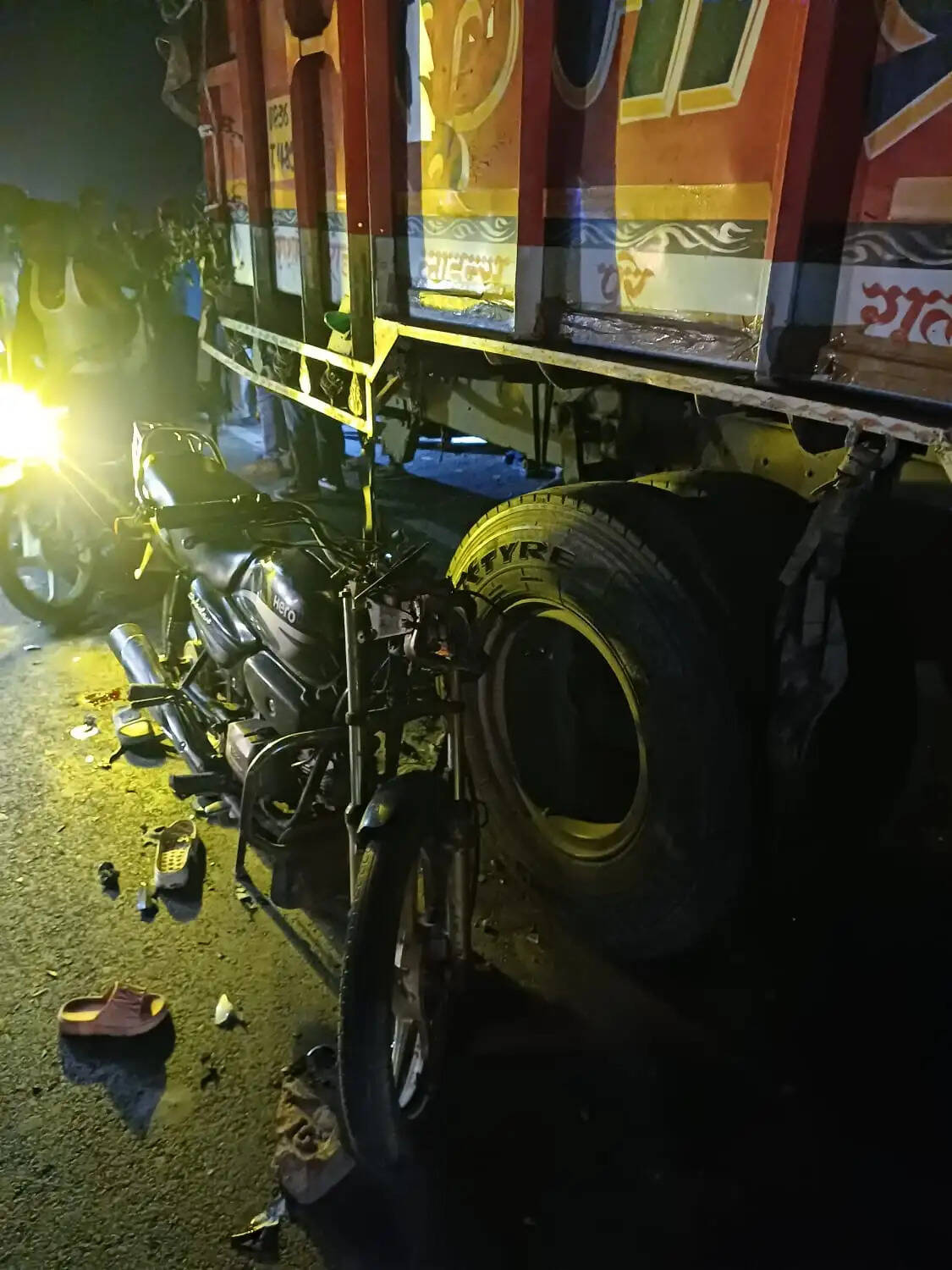 सड़क दुर्घटना में तीन की मौत, चार घायल