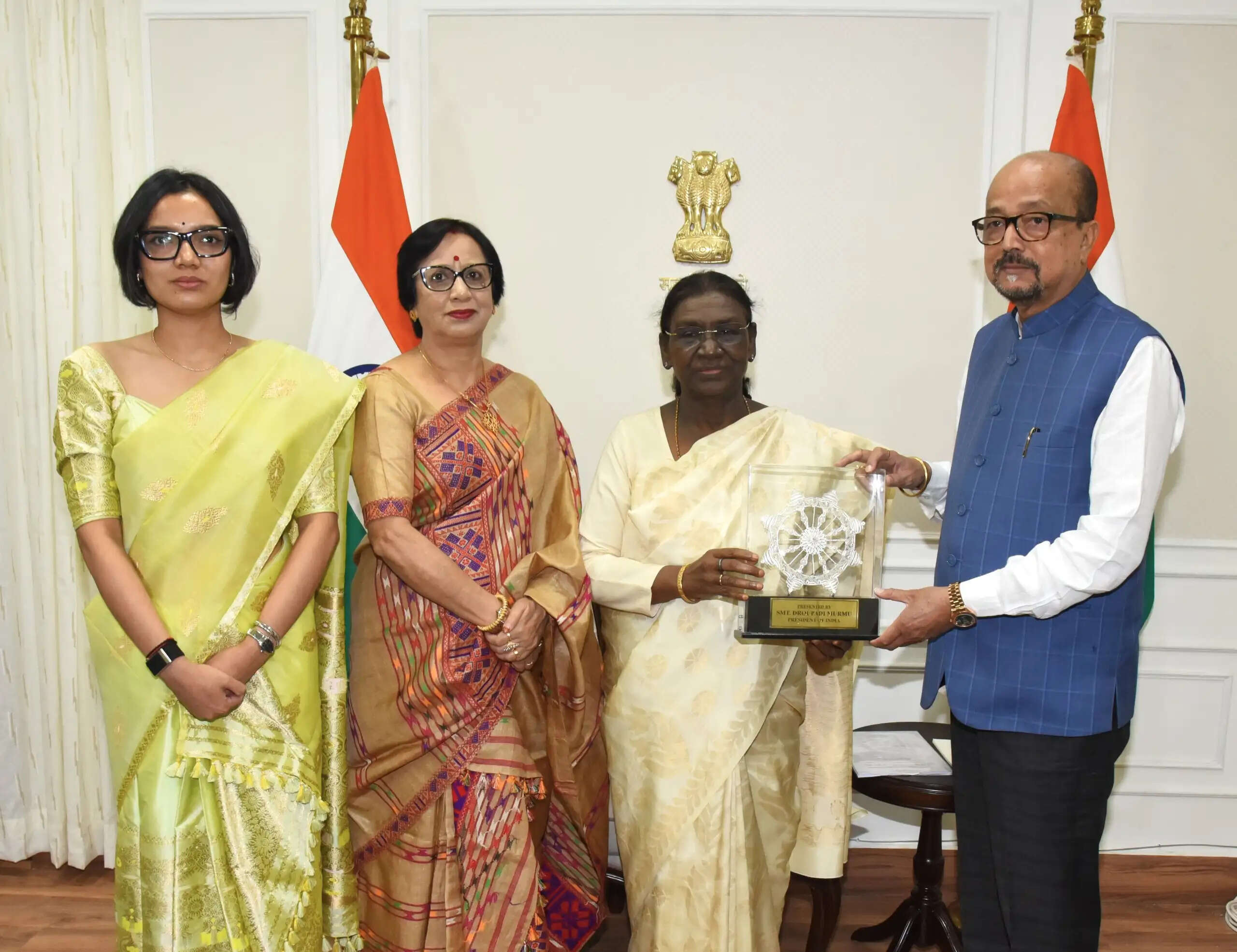 राष्ट्रपति&nbsp;द्रौपदी मुर्मु को राज्यपाल&nbsp;रमेन डेका ने भेंट की पहाड़ी मैना&nbsp;की प्रतिकृति