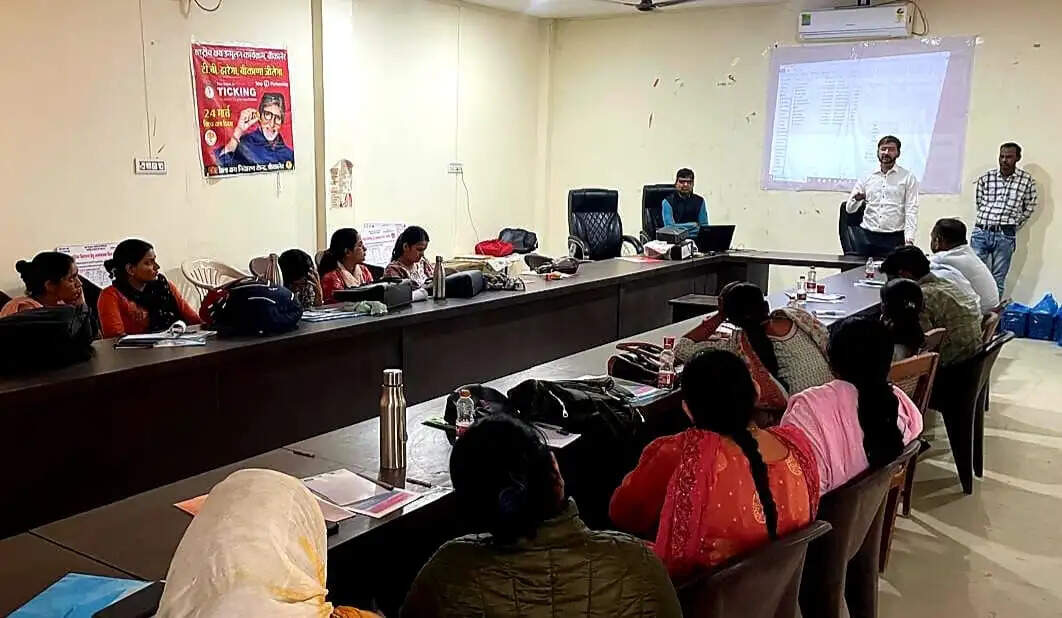 चिकित्सकों और नर्सिंग अधिकारियों को सिखाए बाल रोगों के उपचार के गुर