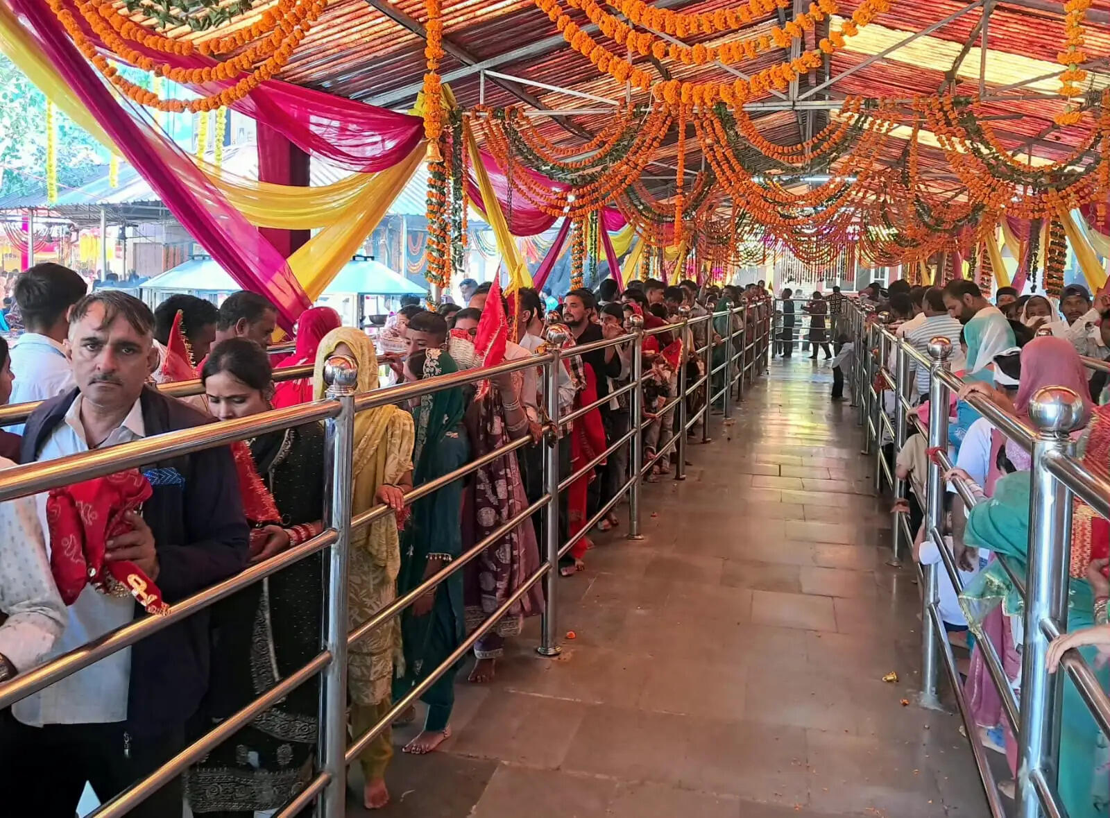 शारदीय नवरात्रि के दसवें दिन श्री महामाया बालासुंदरी मंदिर त्रिलोकपुर में 6100 श्रद्धालुओं ने टेका माथा