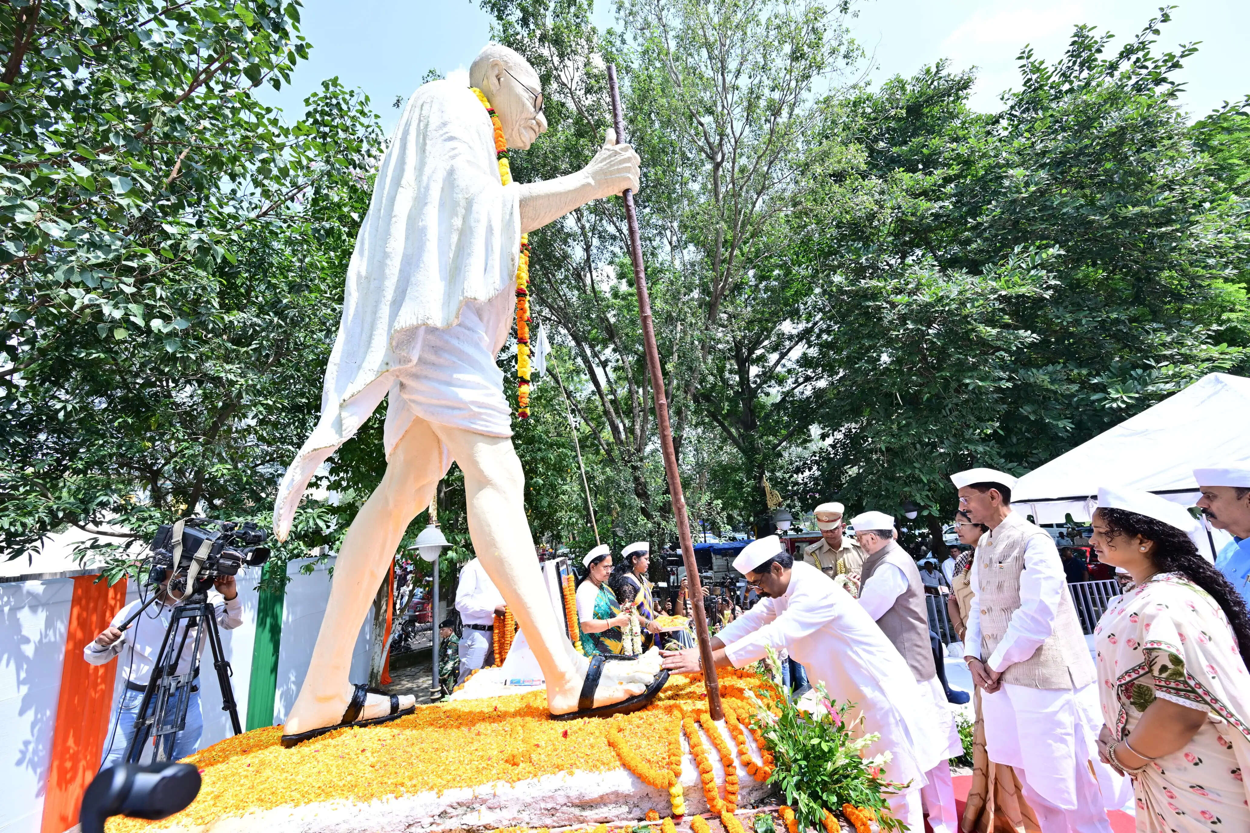 गांधी जयंती पर राज्यपाल और मुख्यमंत्री ने बापू वाटिका पहुंचकर दी श्रद्धांजलि